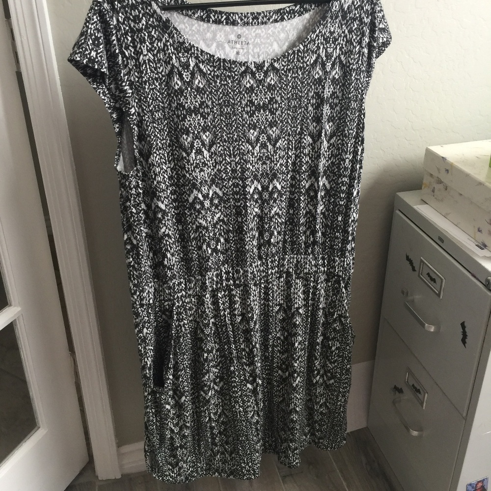 Athleta casual dress with pockets XL black and whi